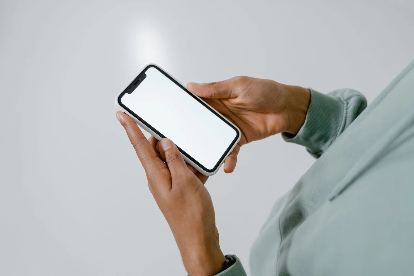 Hand houdt een smartphone vast tijdens een identiteitsverificatie