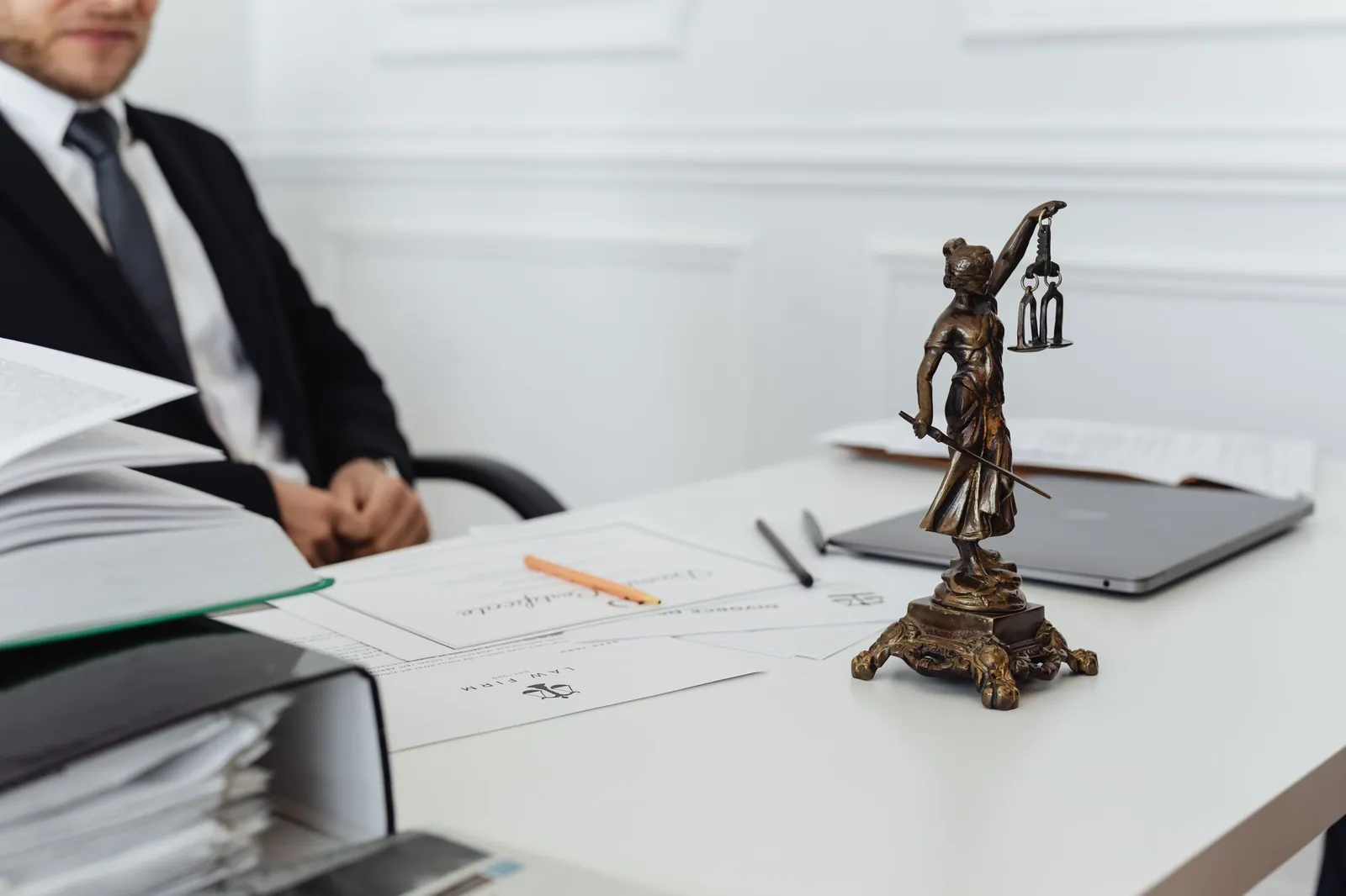 Notariskantoor met vrouwe justitia-beeld en documenten op het bureau