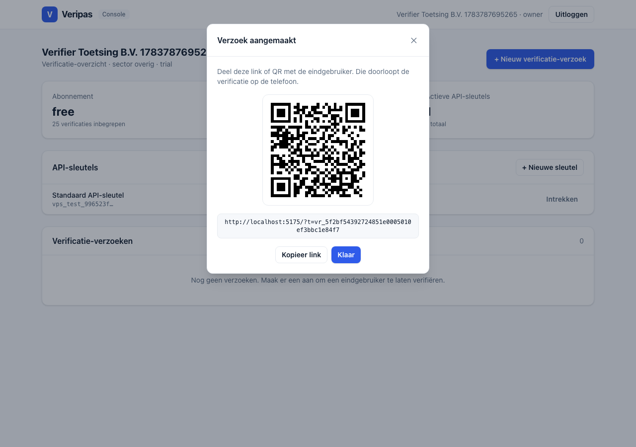 Dashboardscherm met een nieuw verificatieverzoek en de bijbehorende QR-code